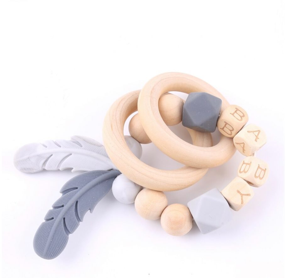 Hochet plumes en bois et silicone