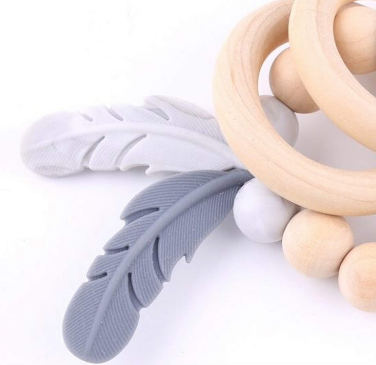 Hochet plumes en bois et silicone