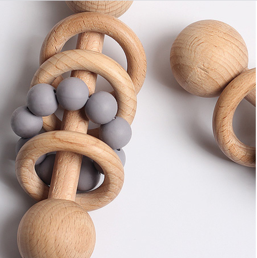 Hochet perles et bois - Gris